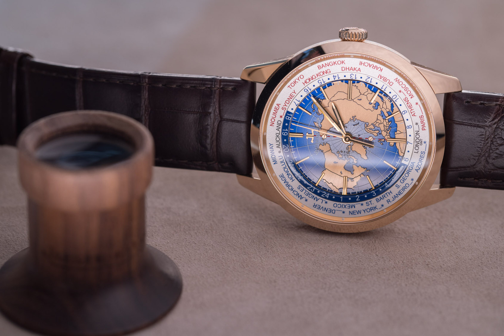 Jaeger-LeCoultre Geophysic Universal Time rose gold version hands on  02
